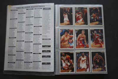 une image représentant un livre sur lequel sont posées plusieurs cartes de basket