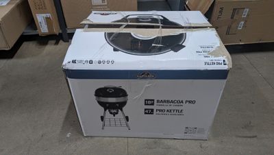 une boîte posée sur le sol devant d'autres boîtes