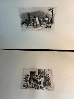 deux photos en noir et blanc montrant deux personnes debout devant un immeuble