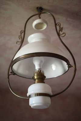 une lampe suspendue au plafond de la pièce