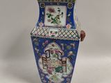 un vase bleu et blanc orné d'un motif