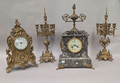 cinq horloges différentes et un candélabre sur fond blanc