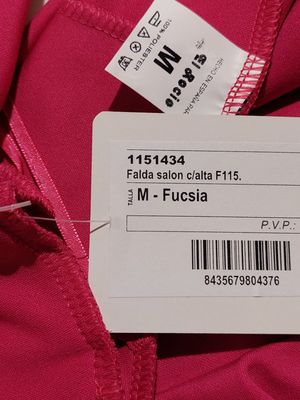 l'étiquette au dos d'une veste rose pour femme, avec un code-barres