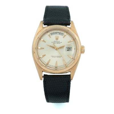 gros plan d'une montre sur fond blanc avec un bracelet noir