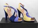 une paire de talons hauts bleus et jaunes posée sur une boîte noire