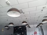 de nombreuses lampes suspendues au plafond d'un restaurant