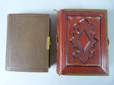 deux livres posés l'un à côté de l'autre sur une table