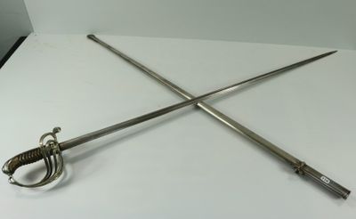 deux épées posées sur une table blanche, sur fond blanc