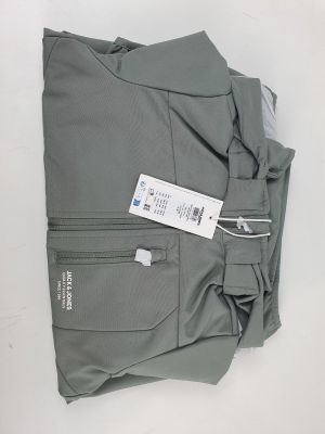 une photo d'un pantalon avec une étiquette dessus
