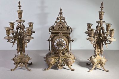 Garniture de cheminée en bronze ajouré.