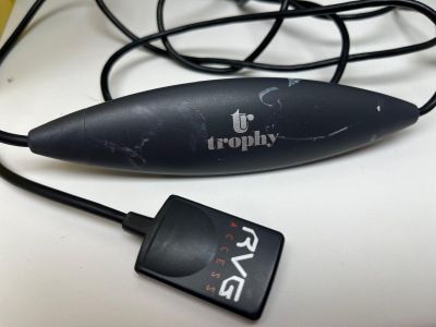 une souris d'ordinateur branchée sur un ordinateur