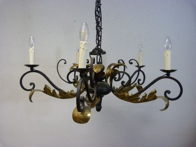 un lustre auquel sont suspendues cinq lampes