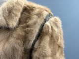 un gros plan sur un manteau de fourrure porté par un mannequin, un mannequin, un mannequin, un mannequin, un mannequin, un mannequin, un mannequin