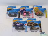 cinq petites voitures Hot Wheels dans le paquet posé sur la table