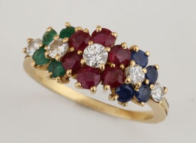Gros plan sur une bague sertie de diamants, de rubis, d'émeraudes et de saphirs