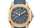 La montre est bleue, avec un boîtier doré et un bracelet en caoutchouc bleu.