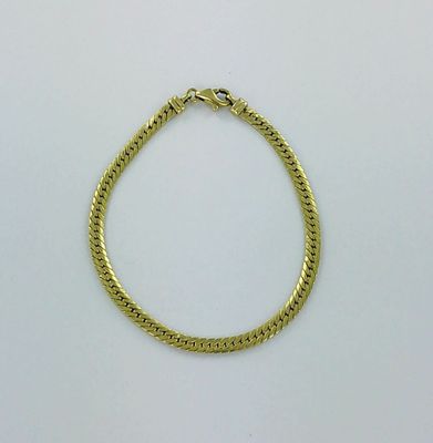 un bracelet à chaîne en or avec un fermoir sur fond blanc