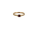 une bague en or sertie d'un rubis et de deux diamants