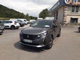 un SUV gris garé devant un immeuble