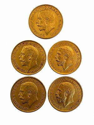 quatre types différents de pièces d'or sur fond blanc