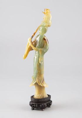 une figurine chinoise en jade sculpté représentant une femme jouant de la flûte