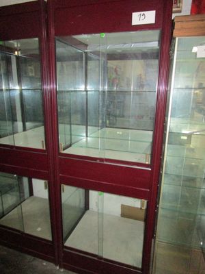 une vitrine comportant de nombreuses vitres