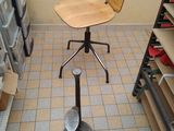 une chaise posée sur un tabouret dans un coin de la pièce