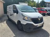 une camionnette blanche garée dans un parking