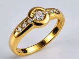 une photo d'une bague en or sertie de diamants