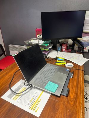 un bureau sur lequel se trouvent un ordinateur portable et un moniteur