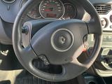 vue du tableau de bord d'une voiture, avec le volant et les commandes du tableau de bord