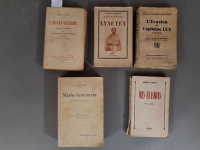 trois paquets de cigarettes posés les uns à côté des autres sur une table