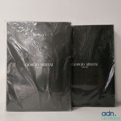 deux livres noirs posés l'un à côté de l'autre sur une table