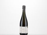 la bouteille de vin est posée sur la table sur fond blanc