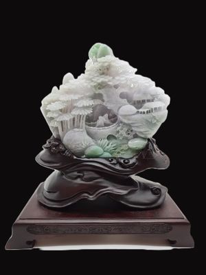 une sculpture en jade blanc posée sur un socle en bois, sur fond noir