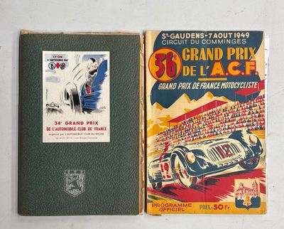 deux livres posés l'un à côté de l'autre sur une table
