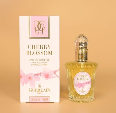 gros plan d'un flacon de parfum à côté d'une boîte