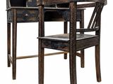 une image représentant un bureau en bois sur lequel est posée une chaise