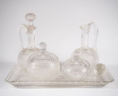 deux objets en verre transparent posés sur un plateau, sur une surface blanche