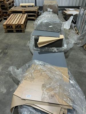 de nombreux morceaux de carton posés sur une table dans un entrepôt
