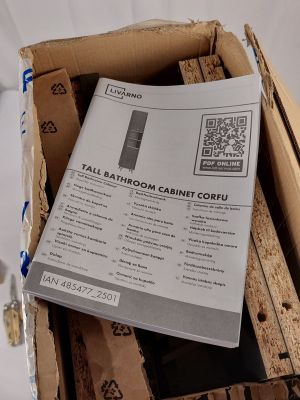 une boîte en carton contenant divers objets