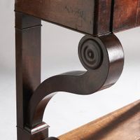 Importante console en acajou et placage d’acajou ouvrant par… (photo 3)