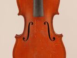 un vieux violon avec un archet accroché à son dos