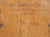 a wooden box with a sign on it that says del saint exopie