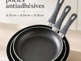 trois casseroles et une serviette posées sur une table recouverte d'un linge blanc