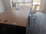 une photo d'une salle de réunion vide, avec un bureau et des chaises