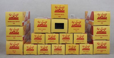 une pile de cartons de sodas empilés les uns sur les autres