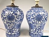 paire de vases bleus et blancs à motifs floraux