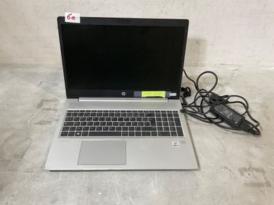 un ordinateur portable HP dont le cordon d'alimentation est branché à l'arrière