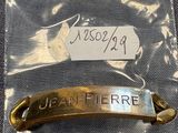 un gros plan sur une valise munie d'une étiquette